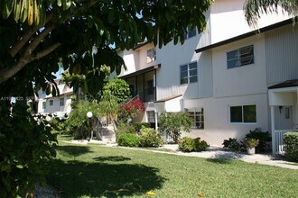 180 Cypress Way E in Naples, FL - Foto de edificio - Building Photo