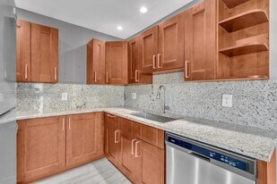 8911 NW 28th Dr in Coral Springs, FL - Building Photo