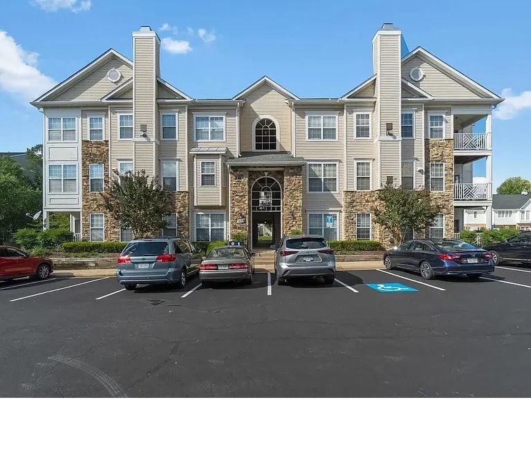 5908 Founders Hill Dr, Unit 301 in Alexandria, VA - Building Photo