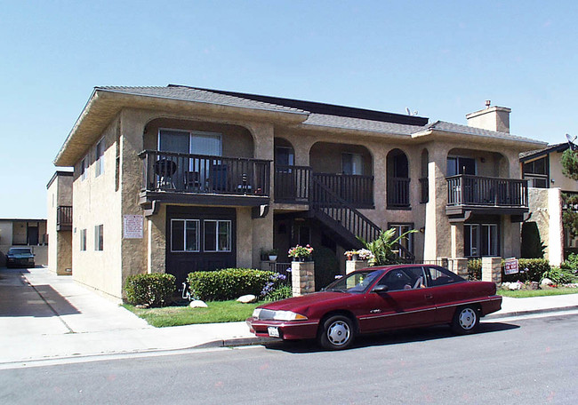 4901 Charlene Cir in Huntington Beach, CA - Foto de edificio - Building Photo