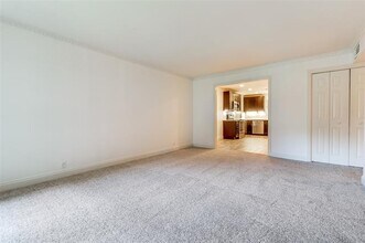 7904 Royal Ln in Dallas, TX - Foto de edificio - Building Photo