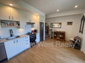 660-660 Cawston Ave in Kelowna, BC - Building Photo