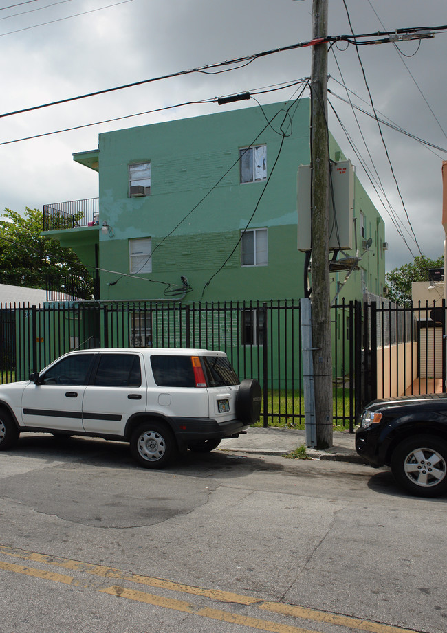 240 NW 17th St in Miami, FL - Foto de edificio - Building Photo