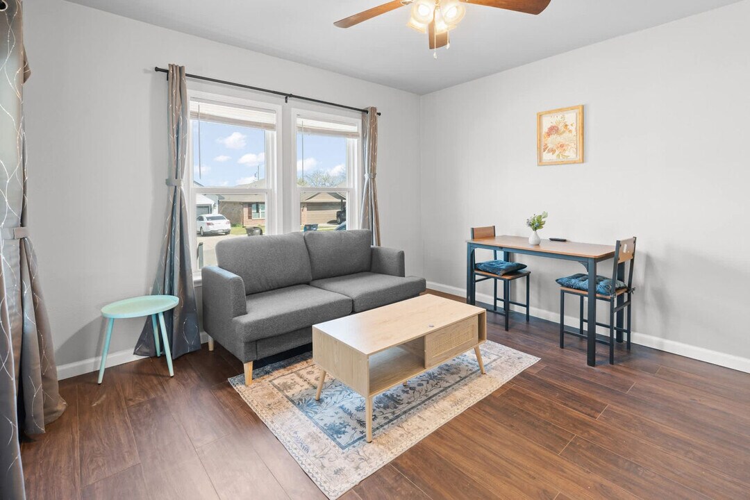 1004 E Powell Ave in Fort Worth, TX - Building Photo