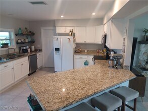 893 E Valley Dr in Bonita Springs, FL - Foto de edificio - Building Photo