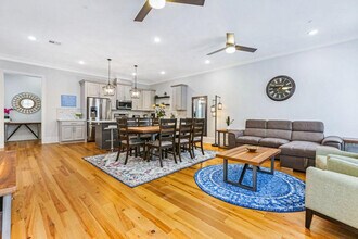 1212 Carondelet St in New Orleans, LA - Building Photo - Building Photo