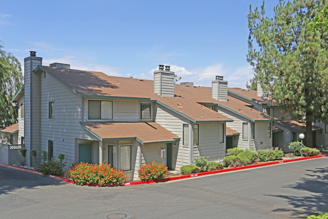 Willow Park Apartments in Fresno, CA - Building Photo