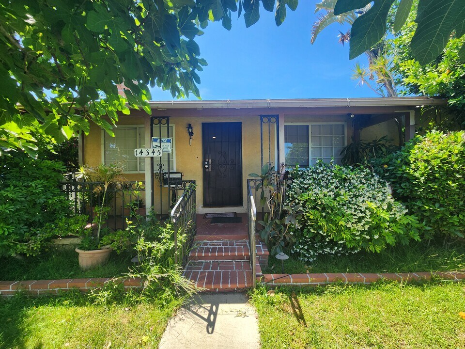 14345 Chase St in Panorama City, CA - Foto de edificio