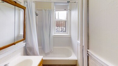 63 Burbank St, Unit 5 in Boston, MA - Foto de edificio - Building Photo