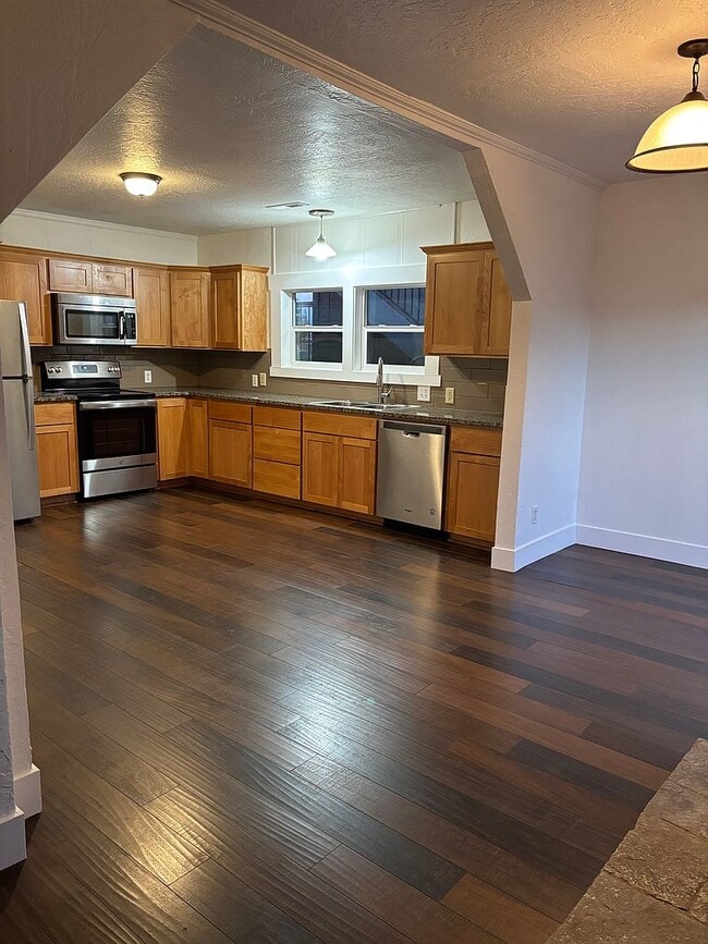 646 N Ross Ln in Medford, OR - Building Photo - Building Photo