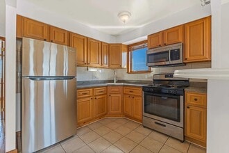 60-63 60 Lane, Unit 3 in Queens, NY - Foto de edificio - Building Photo