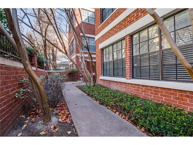 property at 712 W 21st St