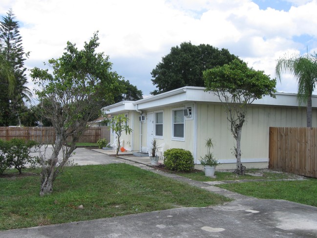 Recovery House in Lake Worth, FL - Building Photo - Building Photo