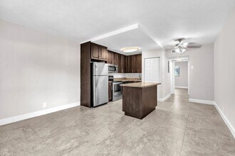 559 NE 44th St in Boca Raton, FL - Building Photo - Building Photo