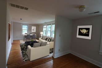 2 Oak St in Westport, CT - Foto de edificio - Building Photo