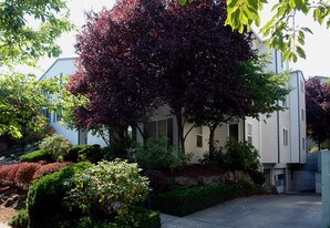 Bismark in Seattle, WA - Building Photo