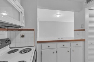 210 Fontainebleau Blvd in Miami, FL - Building Photo - Building Photo