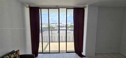 1800 Collins Ave in Miami Beach, FL - Foto de edificio - Building Photo