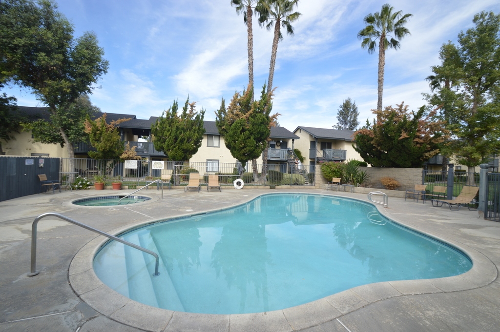 Franklin Terrace in Hemet, CA - Building Photo