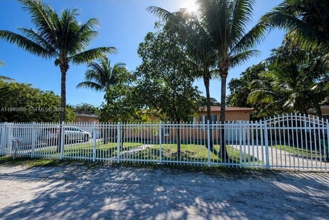 576 NW 147th St in Miami, FL - Building Photo - Building Photo