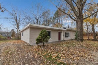 671 W Clark Rd, Unit 1 in Ypsilanti, MI - Foto de edificio - Building Photo