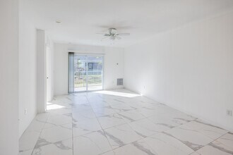 746 SW 8th Ter in Cape Coral, FL - Foto de edificio - Interior Photo