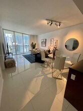 475 Brickell Ave, Unit 1614 in Miami, FL - Building Photo - Building Photo