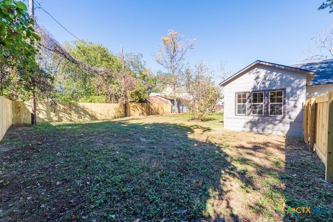 property at 404 S Oak Ave