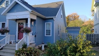 607 W Picnic St in Shawano, WI - Building Photo