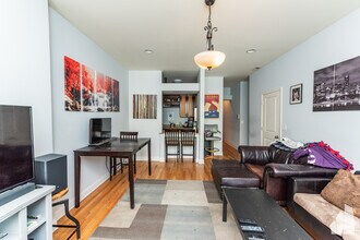 1133 W Addison St, Unit 2 in Chicago, IL - Foto de edificio - Building Photo