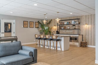 Gleason Lake in Wayzata, MN - Foto de edificio - Interior Photo
