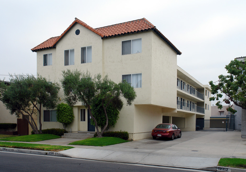 12304 Grevillea Ave. in Hawthorne, CA - Foto de edificio