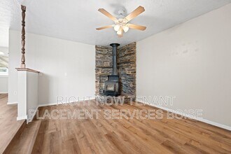 306 W Maple Ave in Meridian, ID - Building Photo - Building Photo