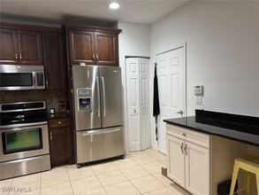 9579 Roundstone Cir in Ft. Myers, FL - Building Photo - Building Photo