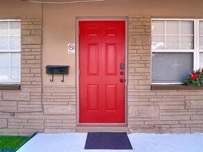 222 Southeast Jefferson Cir N in St. Petersburg, FL - Building Photo - Building Photo