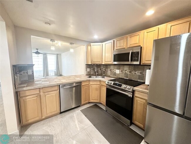 8301 Sands Point Blvd in Tamarac, FL - Foto de edificio - Building Photo