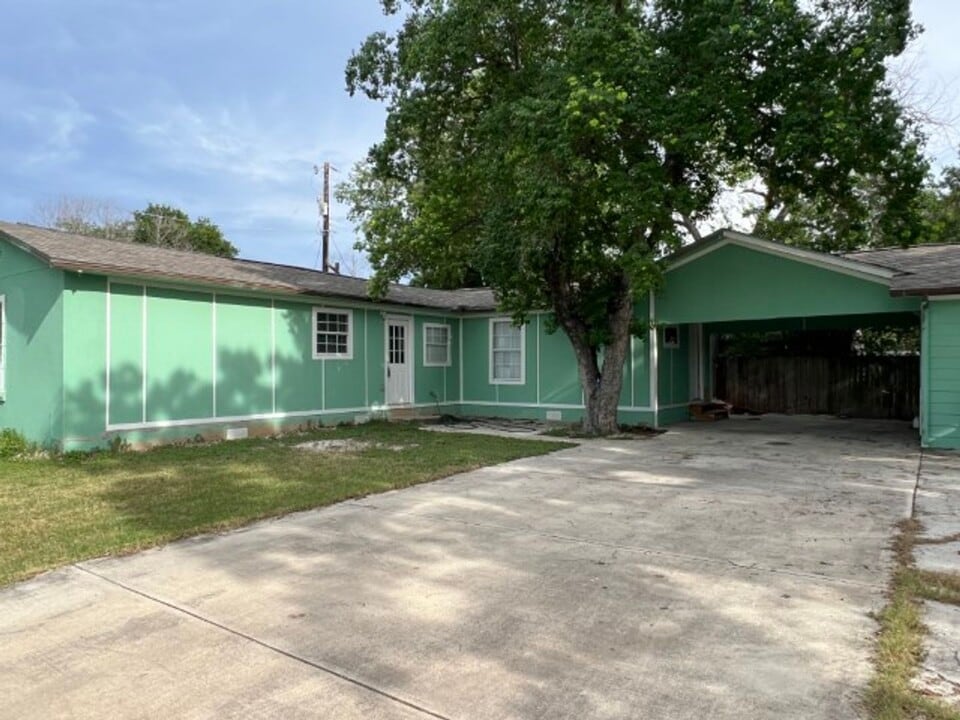 163 Day Rd in San Antonio, TX - Building Photo