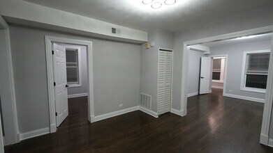 4426 N Bernard St in Chicago, IL - Foto de edificio - Building Photo