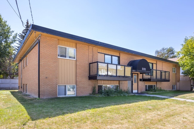 2121 35 Av SW in Calgary, AB - Building Photo - Building Photo