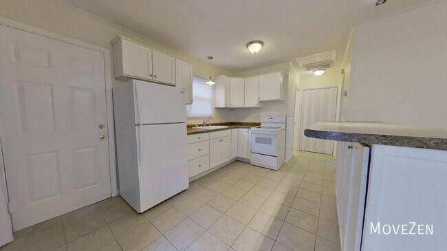 2256 W Lake Shore Dr in Wilmington, NC - Building Photo - Building Photo