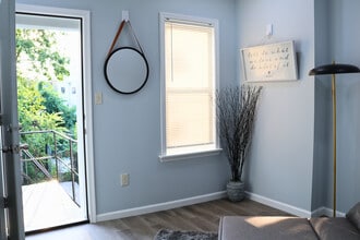32 S 53rd St, Unit Modern PHL Apartment in Philadelphia, PA - Foto de edificio - Building Photo