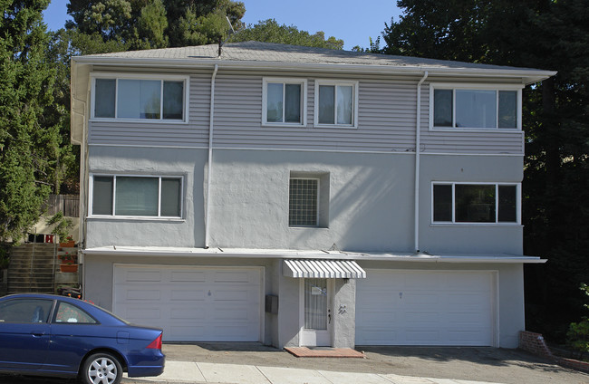 2210 Mountain Blvd in Oakland, CA - Foto de edificio - Building Photo