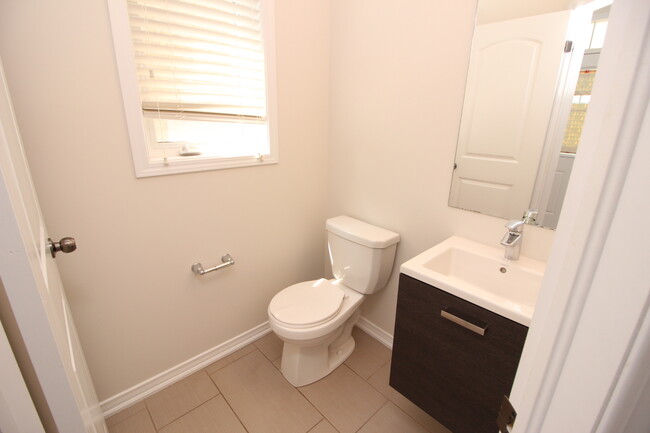 8057 Blue Ash Ln in Niagara Falls, ON - Building Photo - Building Photo