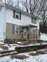 404 E Wood St in Lowellville, OH - Building Photo