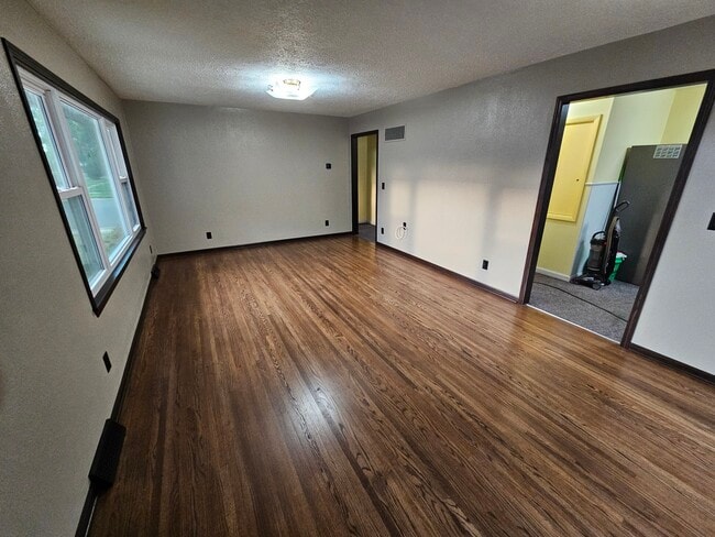 868 Park Ave in Dickinson, ND - Foto de edificio - Building Photo