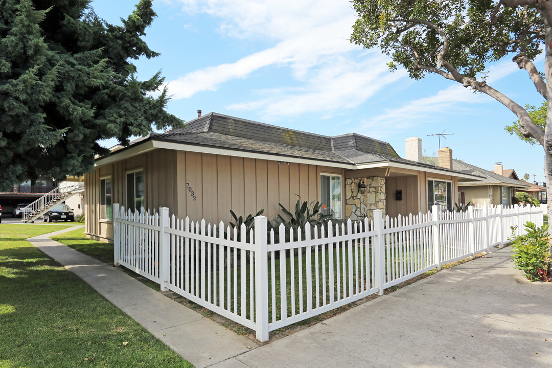 7032 Heil Ave in Huntington Beach, CA - Foto de edificio