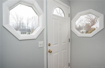 34 John Smith Dr in West Hartford, CT - Building Photo - Building Photo