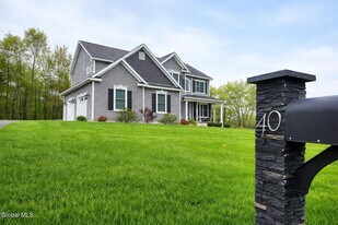 40 Haywood Ln in Rensselaer, NY - Building Photo