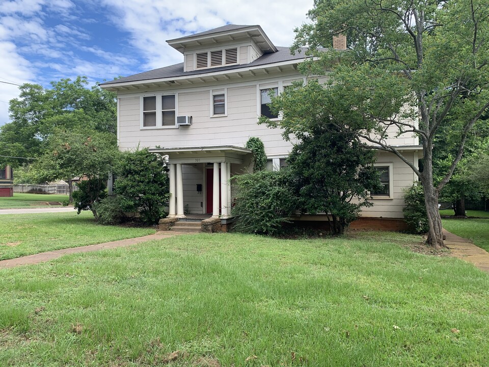 301 E Angelina St in Palestine, TX - Foto de edificio