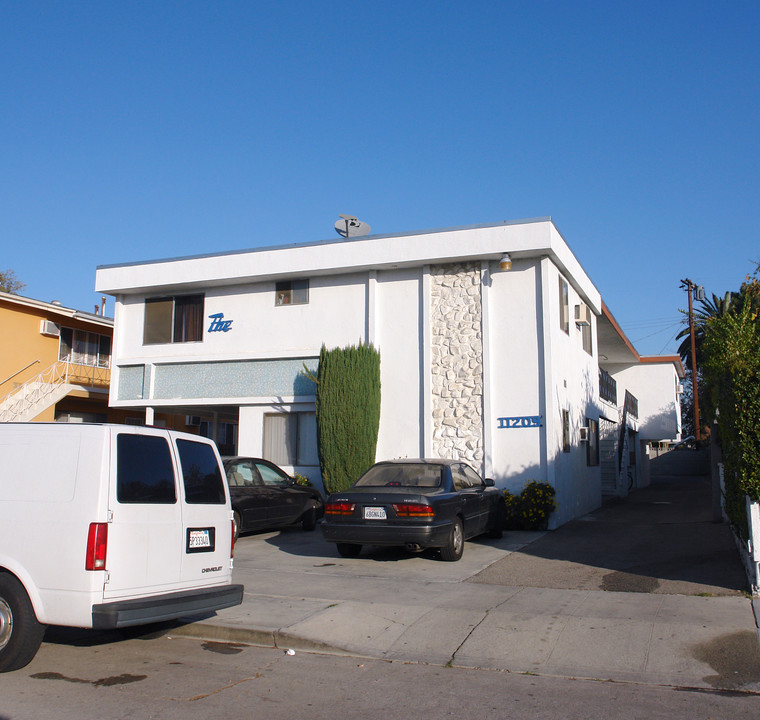 11209 Emelita St in North Hollywood, CA - Foto de edificio